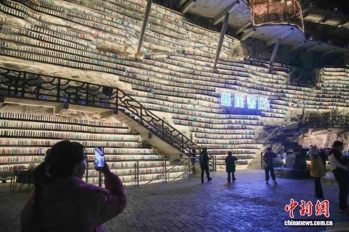 「地心への入口」を探索！ネットで話題の「斷崖書(shū)店」　広西?羅城