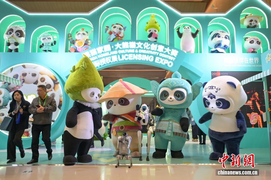 「パンダホーム?パンダ文化クリエイティブコンテスト國際ライセンス展」に登場したパンダのぬいぐるみとロボット（撮影?劉忠?。?/></a></span>
    <h3 class=
