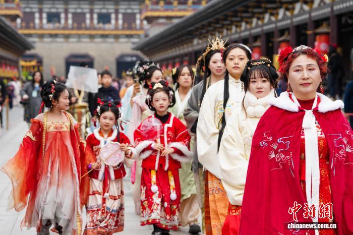 悠久の歴史を超えて伝統(tǒng)衣裝の美を感じるイベント　湖北省襄陽(yáng)