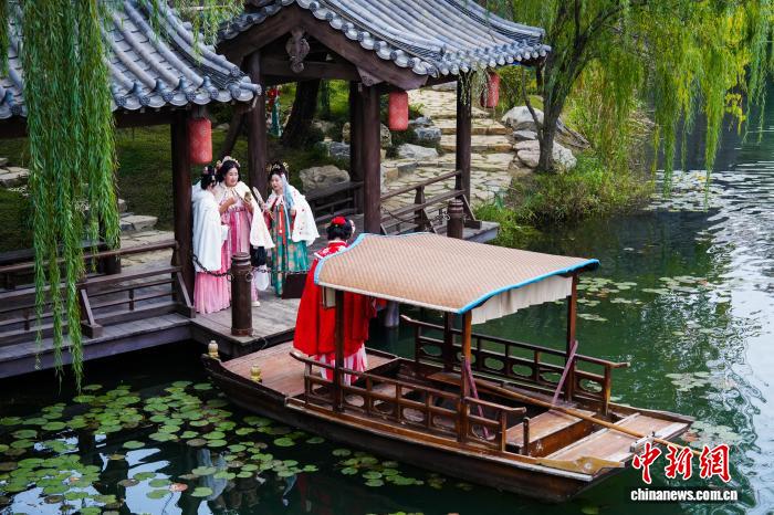 悠久の歴史を超えて伝統(tǒng)衣裝の美を感じるイベント　湖北省襄陽(yáng)