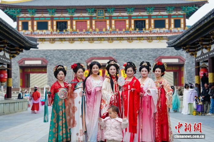 悠久の歴史を超えて伝統(tǒng)衣裝の美を感じるイベント　湖北省襄陽