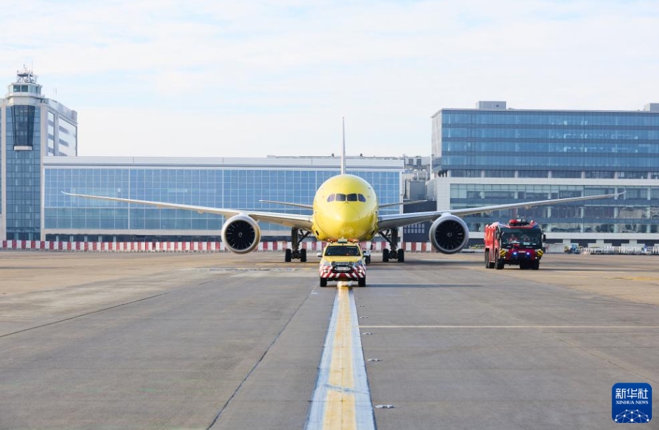 ベルギーのブリュッセル國(guó)際空港で、車両に誘導(dǎo)されながら、祝賀セレモニー會(huì)場(chǎng)に移動(dòng)するブリュッセル-重慶間の直行便（11月22日、寫真提供?海南航空）。
