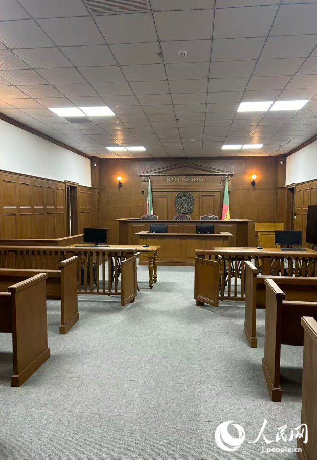 基地內(nèi)に設(shè)けられている裁判所をイメージしたスタジオセット（撮影?玄番登史江）。