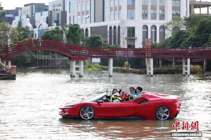 スーパーカーそっくりのデザインの水上ボート「水上スーパーカー」（撮影?陳楚紅）。