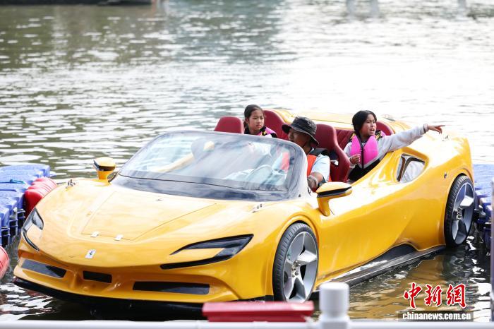 観光客を魅了する「水上スーパーカー」　広東省広州