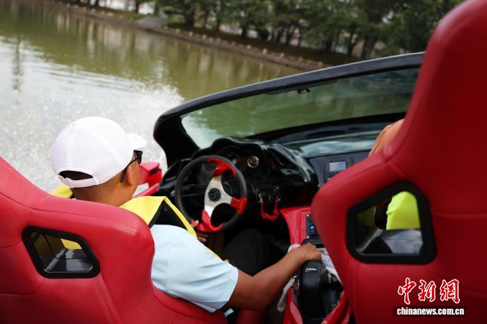 観光客を魅了する「水上スーパーカー」　広東省広州