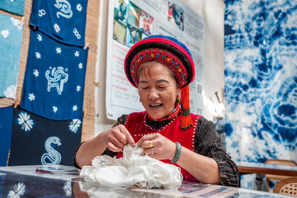 指先から生まれる青色と白色のハーモニー?白族扎染　雲(yún)南省