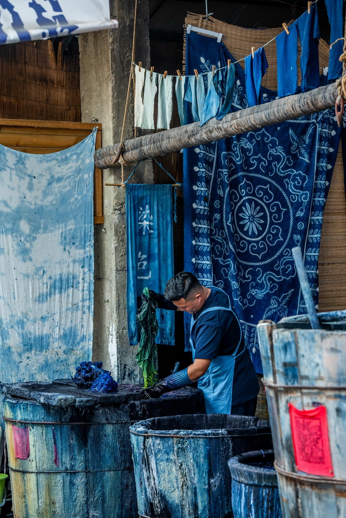 指先から生まれる青色と白色のハーモニー?白族扎染　雲(yún)南省