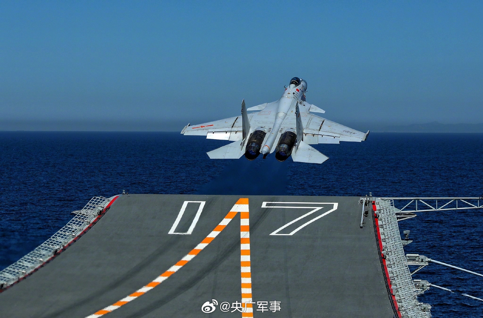 空母「遼寧」での艦載機「殲-15」の発著艦成功から13年