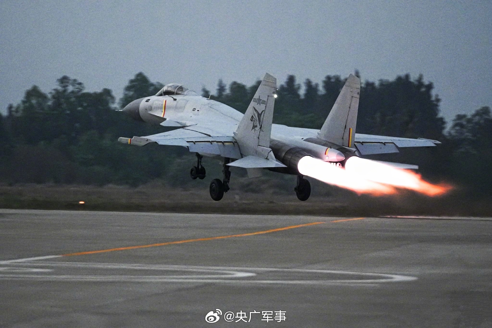 空母「遼寧」での艦載機「殲-15」の発著艦成功から13年