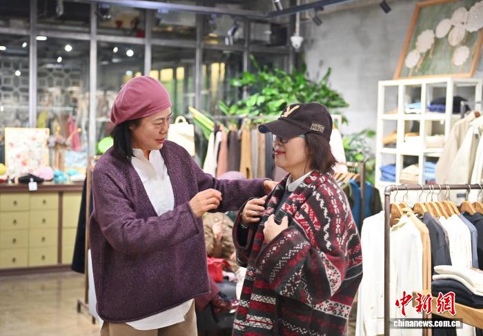 「シニアファッション」で人気集める60代ファッションブロガー　吉林省長春