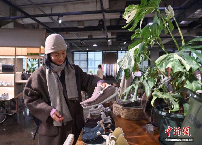 「シニアファッション」で人気集める60代ファッションブロガー　吉林省長春