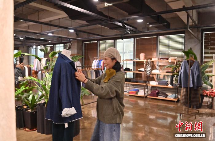 「シニアファッション」で人気集める60代ファッションブロガー　吉林省長(zhǎng)春