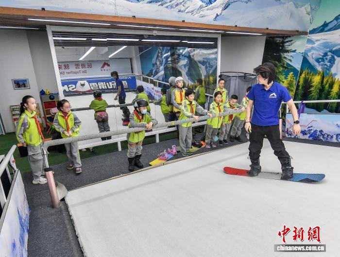 新疆維吾爾自治區(qū)烏魯木斉市沙依巴克（サイバグ）區(qū)にある屋內(nèi)スキー場(chǎng)で、スキーシミュレーターでスキーの楽しさを體験する同市第42小學(xué)校の児童（11月24日撮影?劉新）。