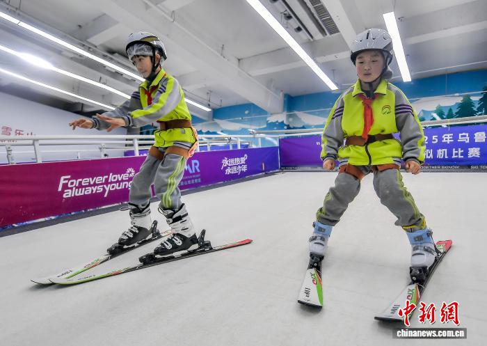 小學生がスキーシミュレーターでスキーの楽しさを體験　新疆?烏魯木斉