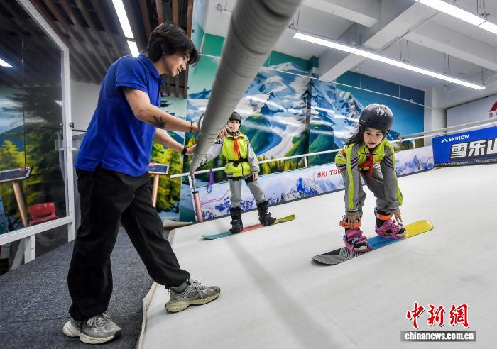 小學(xué)生がスキーシミュレーターでスキーの楽しさを體験　新疆?烏魯木斉