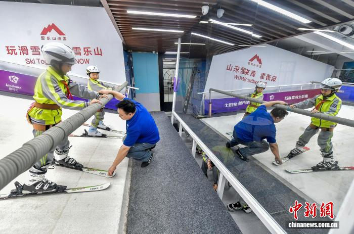 小學生がスキーシミュレーターでスキーの楽しさを體験　新疆?烏魯木斉