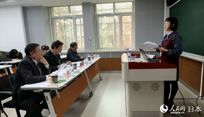 質(zhì)疑応答に臨む出場者（撮影?張麗婭）。