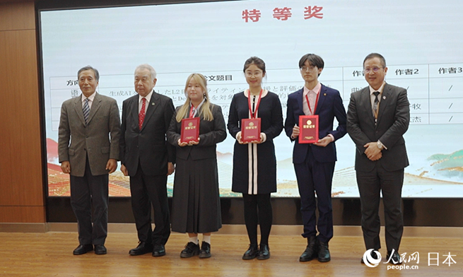 壇上で記念撮影する特等賞の受賞者（撮影?張麗婭）。