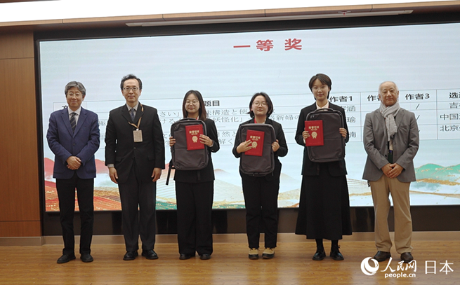 壇上で記念撮影する一等賞の受賞者（撮影?張麗婭）。