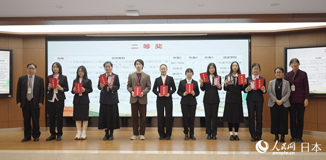 壇上で記念撮影する二等賞の受賞者（撮影?張麗婭）。