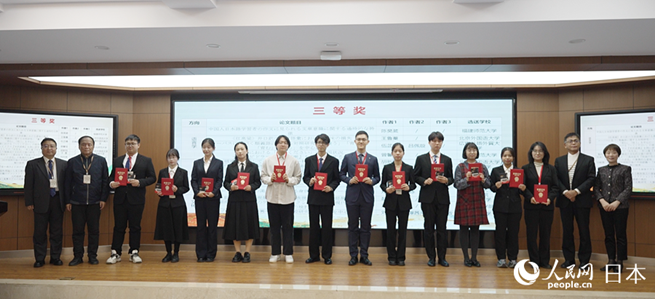 壇上で記念撮影する三等賞の受賞者（撮影?張麗婭）。