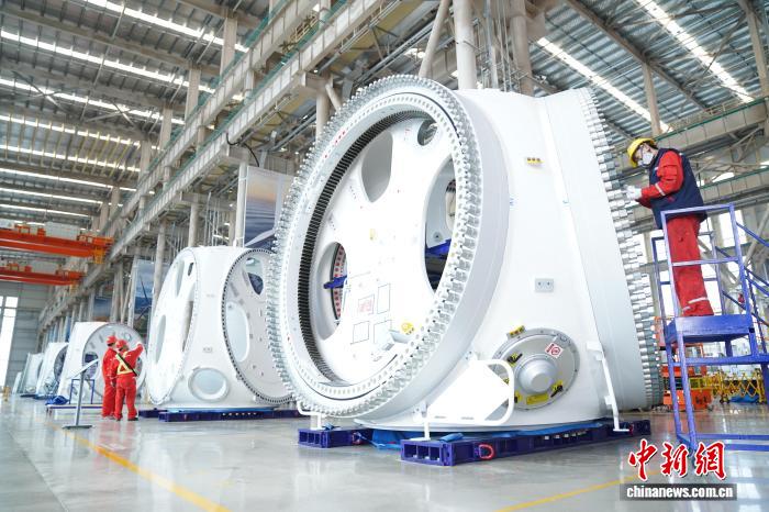 工場でローター軸を組み立てる作業(yè)員（撮影?王継軍）。