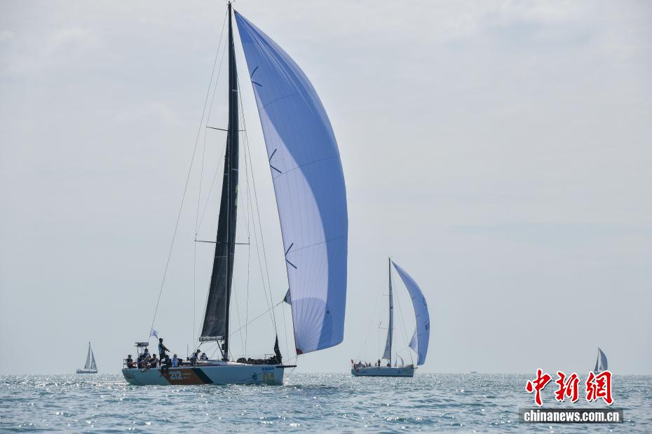 海南省三亜市で、競(jìng)技中の參加チーム（11月24日撮影?駱雲(yún)飛）。