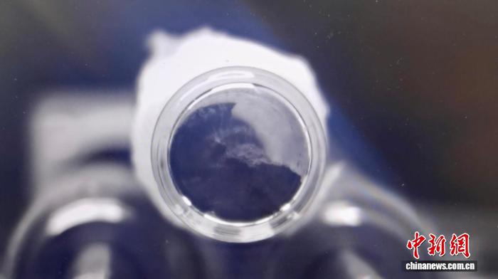 今回の研究で実施された回転ドラム実験の様子。畫(huà)像提供：中國(guó)科學(xué)院地質(zhì)?地球物理研究所