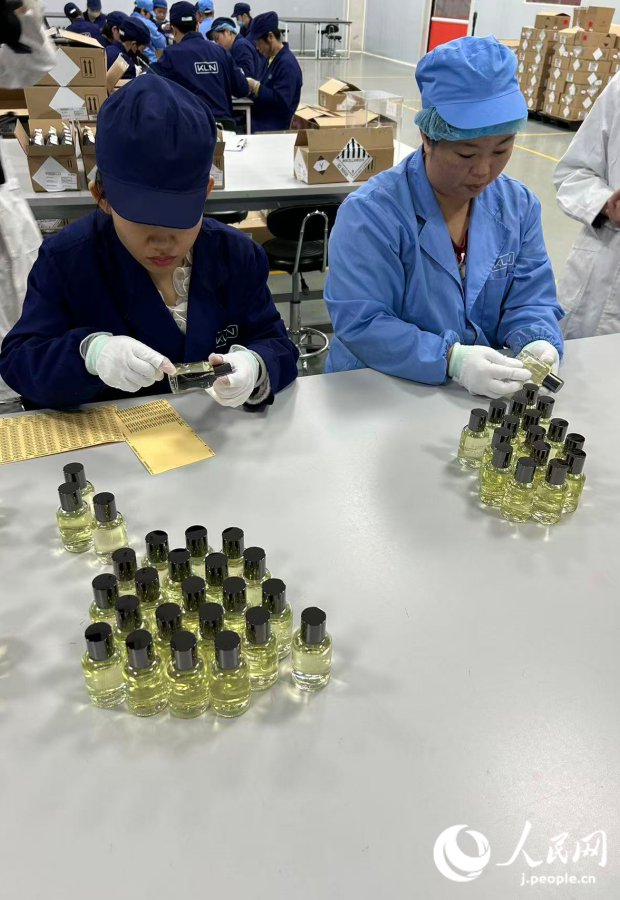 嘉順達(dá)物流有限公司內(nèi)で香水のラベル貼りをする様子(撮影?玄番登史江)。