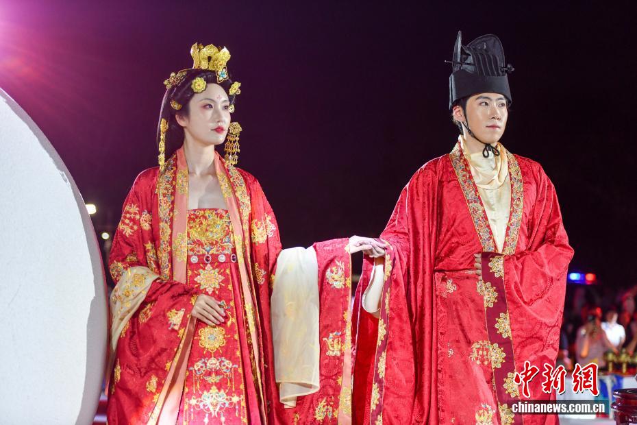 唐代婚禮ショーのパフォーマンス（撮影?駱雲(yún)飛）。