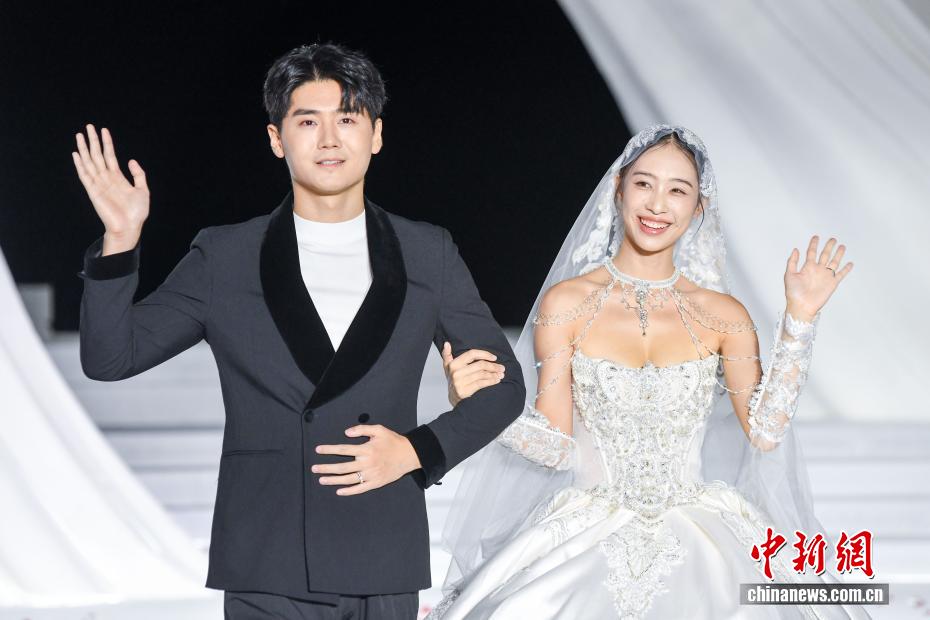 三亜天涯海角ウエディングフェスティバルで様々なスタイルの婚禮ショー　海南省