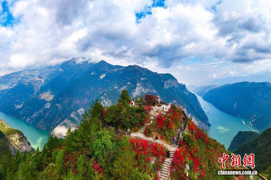 初冬を迎え、紅葉が次第に色づき、観光客の人気撮影スポットとなっている重慶市巫山県（ドローンによる撮影?周毅）。