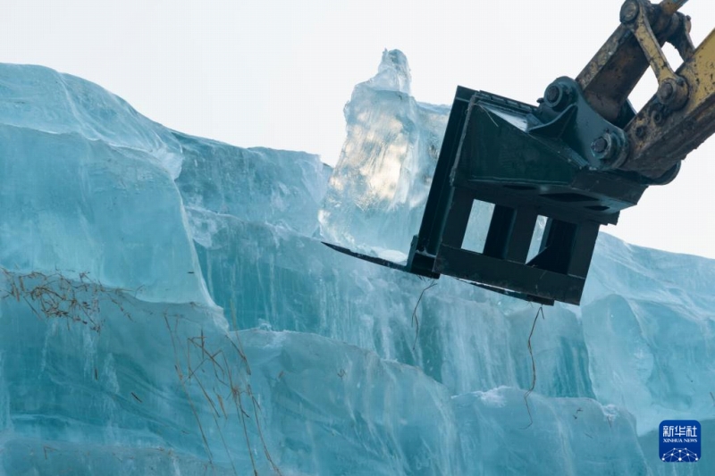 「哈爾浜氷雪大世界」設(shè)営のための貯蔵氷20萬立方メートルの移送開始
