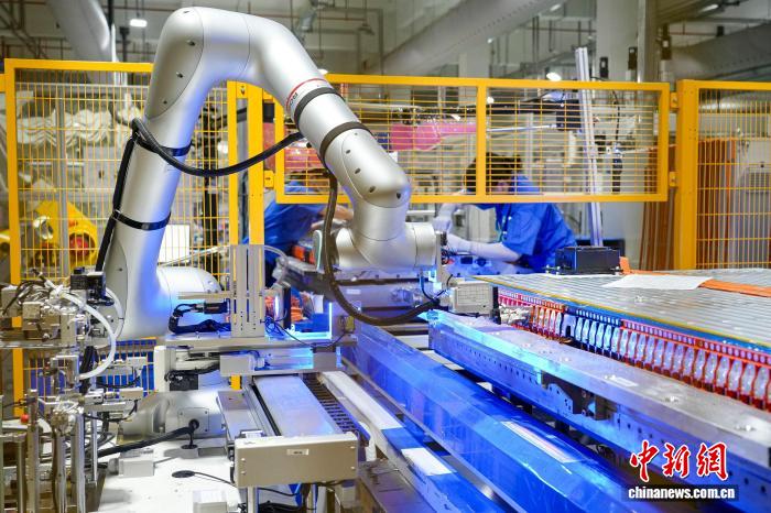 南寧弗迪電池有限公司の生産ラインで、フレキシブルに動き、正確に作業(yè)を行うロボットアーム。撮影：黃維業(yè)