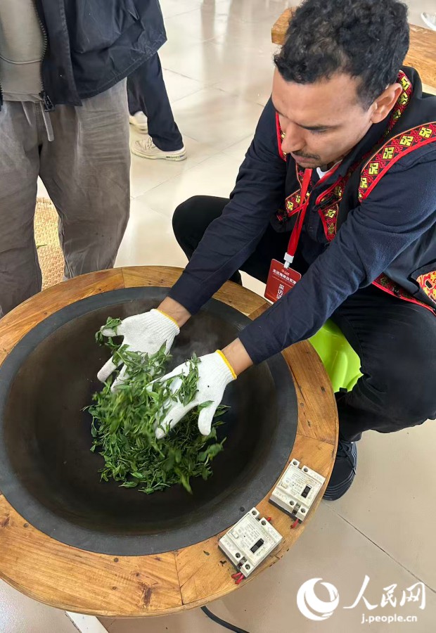 釜炒りによる製茶體験を楽しむ様子（撮影?玄番登史江）。