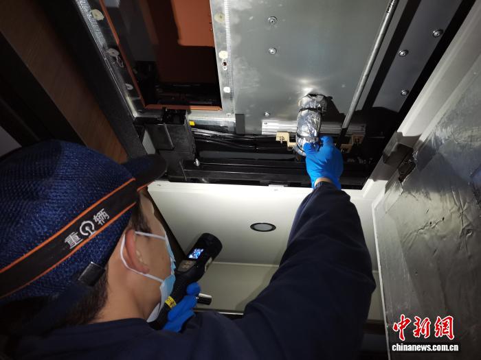 重慶の車両基地で冬への備えを強(qiáng)化中　列車も冬支度で運(yùn)行