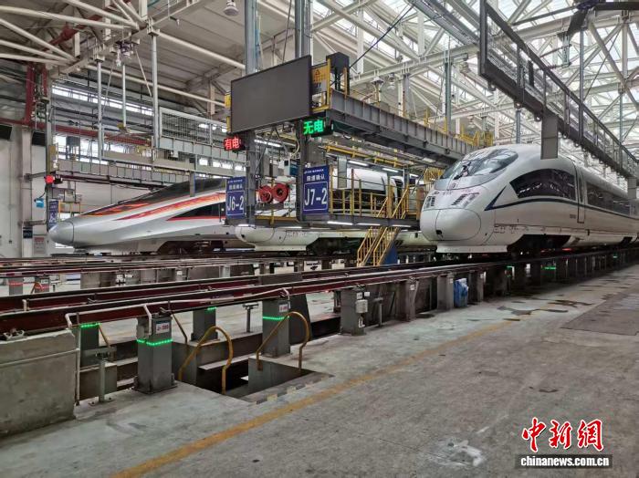 重慶の車両基地で冬への備えを強(qiáng)化中　列車も冬支度で運(yùn)行