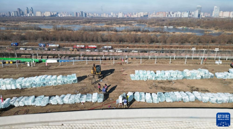黒竜江省哈爾浜（ハルビン）市で撮影された第27回哈爾浜氷雪大世界の氷の建築物の建設(shè)作業(yè)現(xiàn)場(chǎng)（11月25日、ドローンによる撮影?劉洋）。