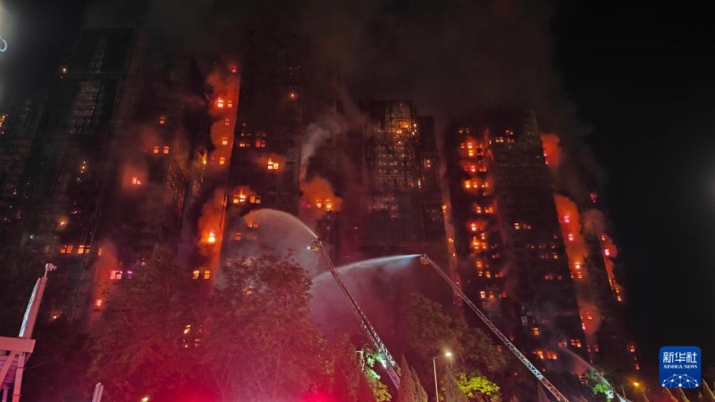 消火活動(dòng)が行われる火災(zāi)現(xiàn)場(chǎng)の様子（11月26日撮影?陳鐸）。