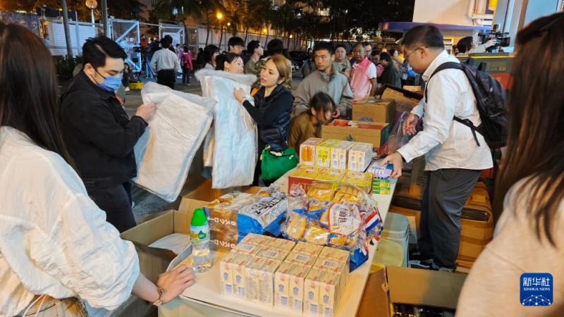 救援物資を受け取る被災(zāi)者（11月26日撮影?陳鐸）。