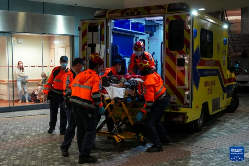 威爾斯親王（プリンス?オブ?ウェールズ）病院に運(yùn)び込まれる負(fù)傷者（11月26日撮影?朱煒）。