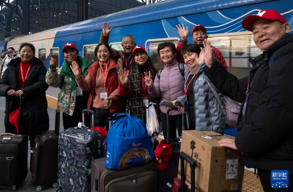 Y783號(hào)観光列車「悠享竜江?銀旅號(hào)」の車外で、集合寫真を撮影する乗客（11月26日撮影?張濤)。