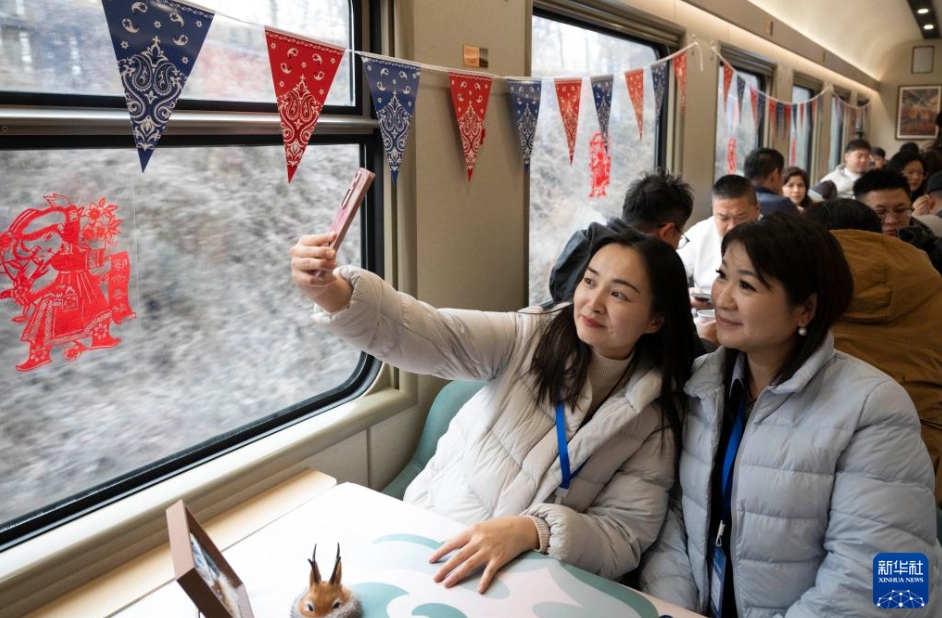 今冬初の「氷雪観光列車」の運(yùn)行開始　黒竜江省