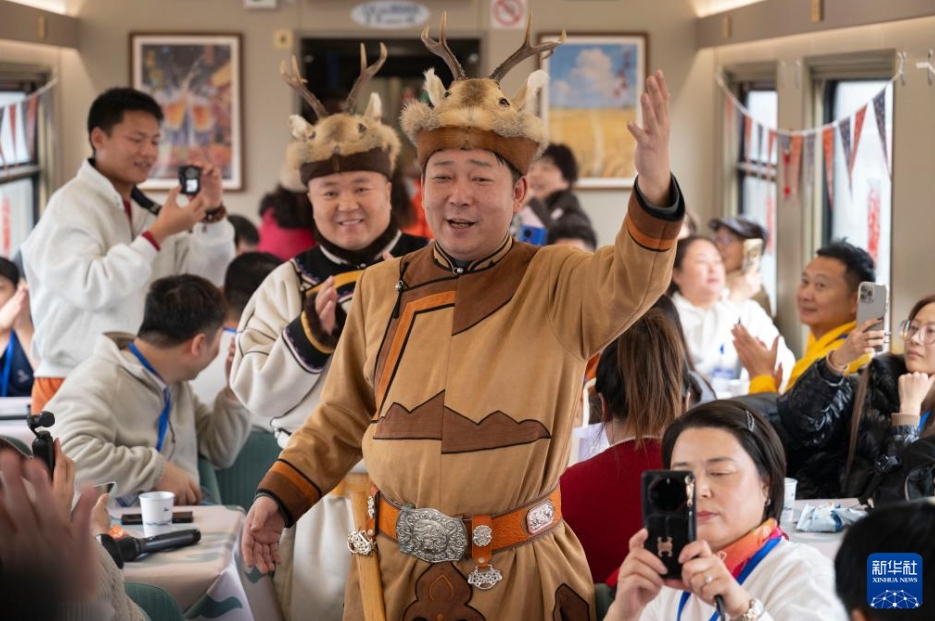 今冬初の「氷雪観光列車(chē)」の運(yùn)行開(kāi)始　黒竜江省