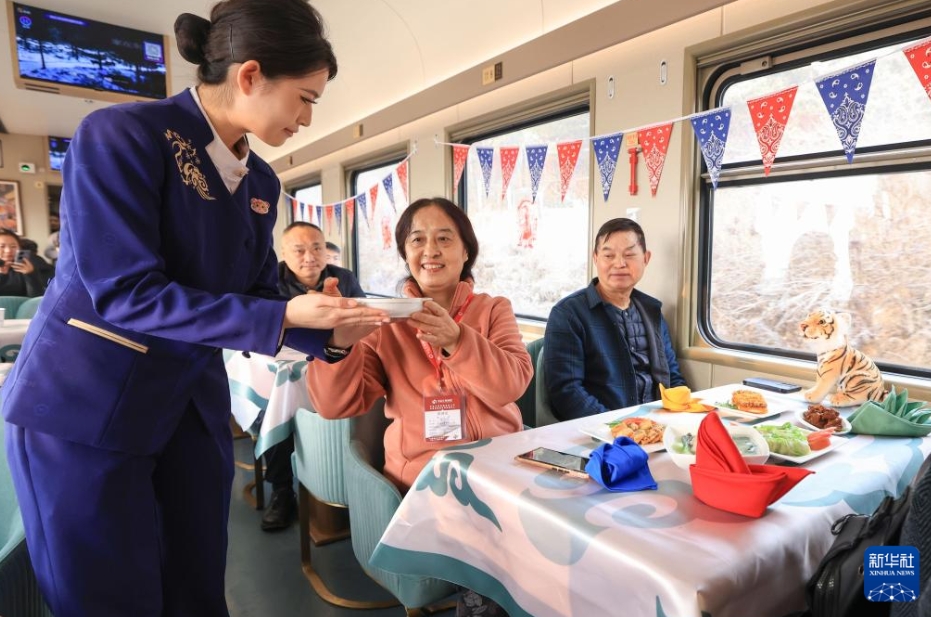 今冬初の「氷雪観光列車」の運(yùn)行開始　黒竜江省