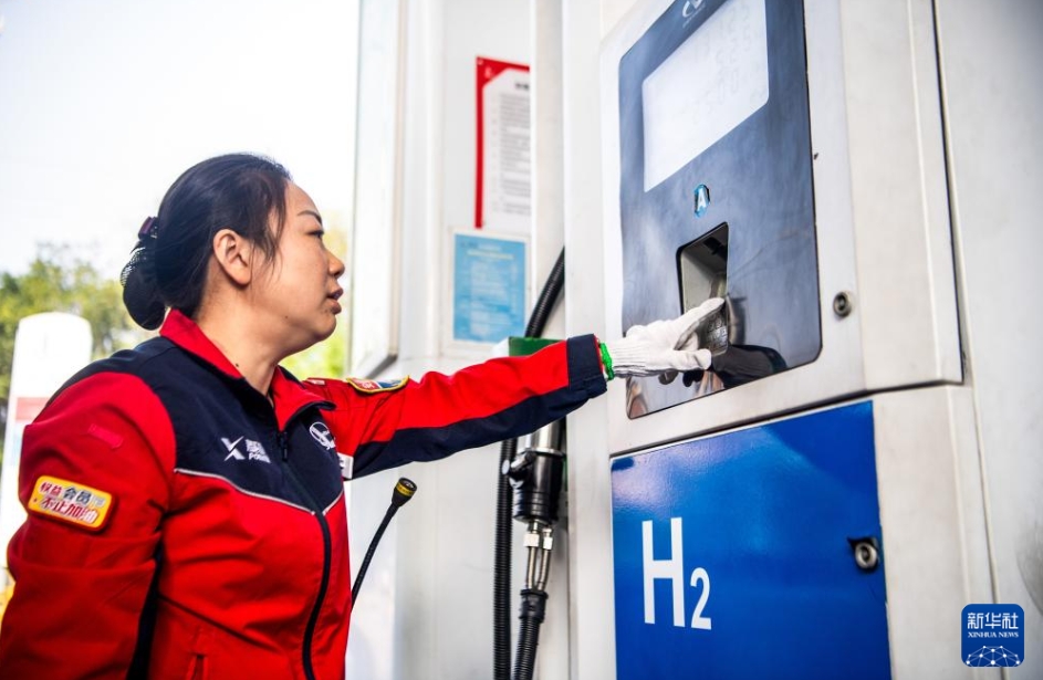 総合エネルギーステーションで、水素供給裝置を操作する職員（11月26日撮影?唐奕）。