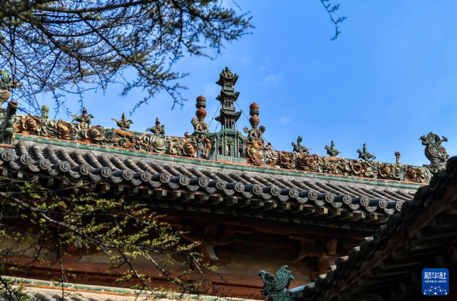 山西省運(yùn)城市萬(wàn)栄県にある東岳廟の屋根の棟を飾る瑞獣（11月12日撮影?曹陽(yáng))。