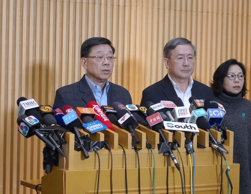 11月27日、政府総部の記者會見で最新狀況を説明する香港特區(qū)の李家超行政長官（左）。撮影?許朗軒