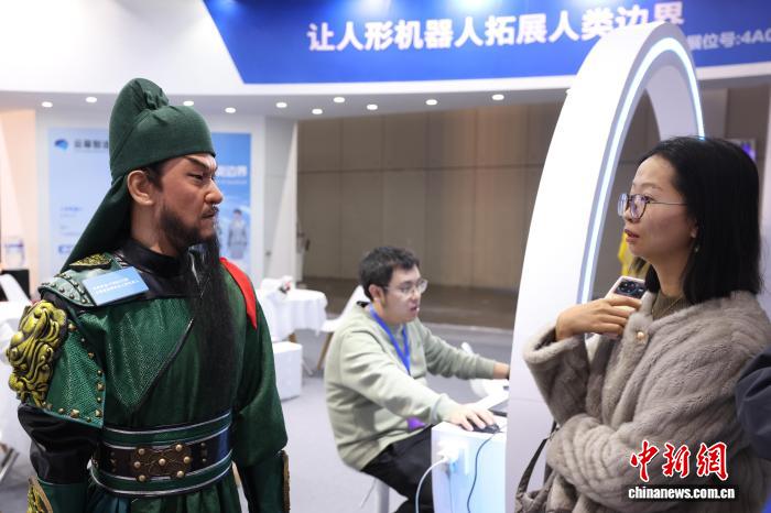 來(lái)場(chǎng)者の注目を集める人型ロボット（撮影?泱波）